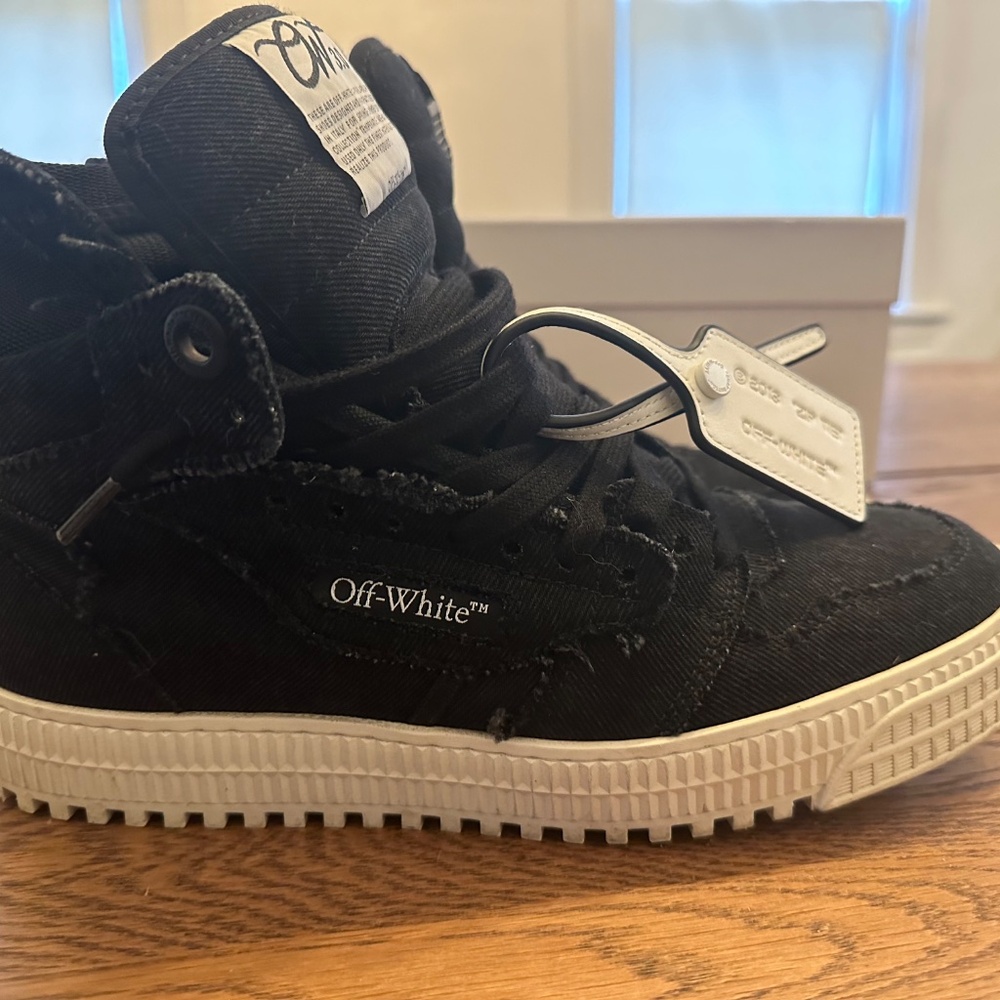 Sneakers - Picture 2 of 4